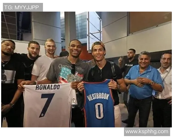 篮球与足球明星同框合影展现运动魅力与友谊的完美结合 篮球与足球明星同框合影展现运动魅力与友谊的完美结合