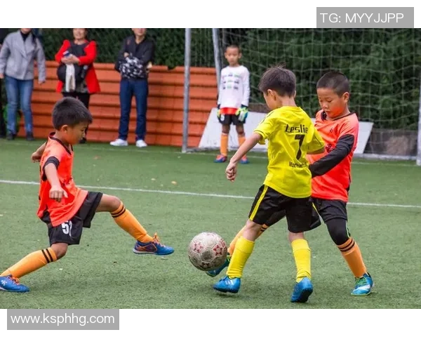 足球明星与小孩的温馨互动视频引发热议引导关注儿童成长 足球明星与小孩的温馨互动视频引发热议引导关注儿童成长